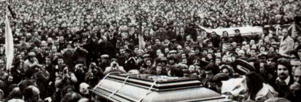 Футболистът оставя жена и две малки деца, а на погребението му се стичат хиляди. Ако питате по-старите лациали, сред множеството е имало и много почитатели на Рома.