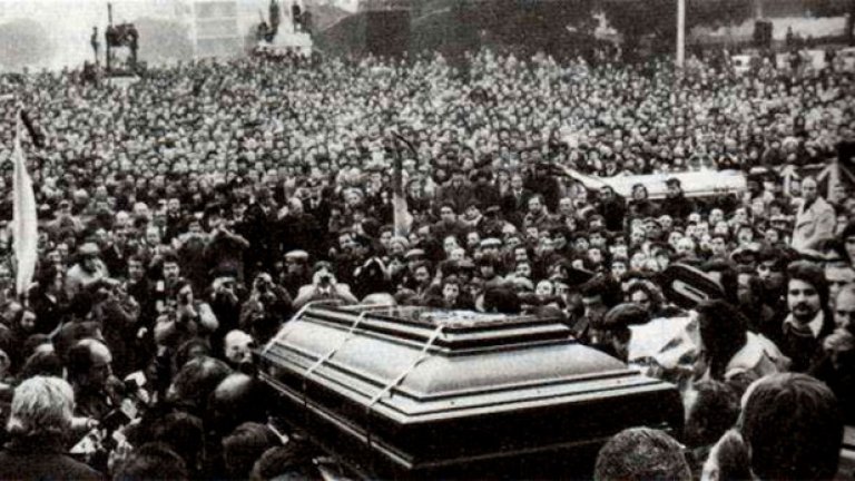На погребението се стичат хиляди тифози. 
