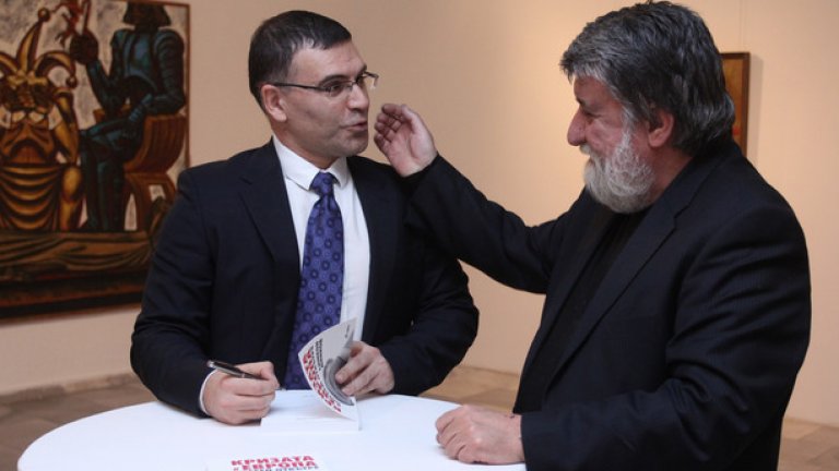 Засега Рашидов е единствено член-кореспондент на науките. На снимката: министърът на културата (отдясно) на премиерата на книгата на бившия финансов министър Симеон Дянков "Кризата в Европа - поглед отвътре", която се състоя на 3 февруари 2015-та