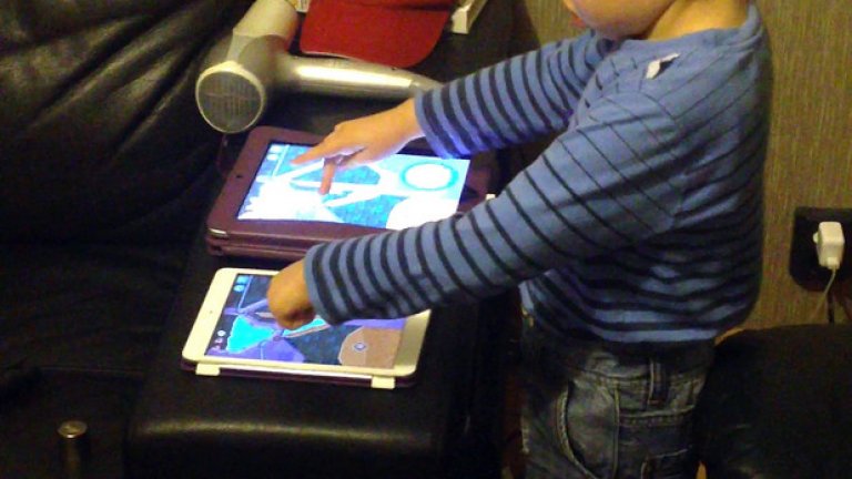 Борис е научил английската азбука напълно сам по интернет. Той може спокойно да използва два таблета с двете си ръце едновременно