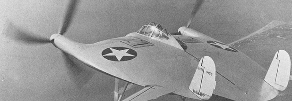 1. Летящата палачинка

През годините на Втората световна война се правят огромни пробиви в различни технологични сфери не само защото всички воюващи сили влагат много средства, но и защото в търсене на все по-добри оръжия се пробват различни доста неортодоксални идеи.

В края на 30-те години аеродинамика Чарлс Цимерман, който работи в американската самолетостроителна компания Vought, започва да проектира концептуално нов тип самолет. Той няма тяло (фюзелаж) и крило в класическия смисъл на думата, а наподобява на сплескан диск. Тази аеродинамична схема обещава да дава висока скорост и висока маневреността едновременно. 

През 1942 г. е построен и облетян технологичен демонстратор на концепцията на Цимерман. Машината става известна като V-173 и получава прозвището „Летящата палачинка”. Изпитанията са обнадеждаващи и даже започва да се работи по пълномащабен изтребител изпълнен по тази схема. Но краят на войната и преминаването към реактивна тяга слага край на летящите палачинки.