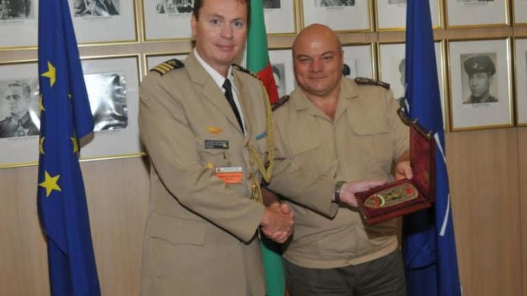 Полковник Гошо Мерджанов (вдясно на снимката), бивш зам.-началник на Сухопътни войски е новият началник на Софийската филхармония