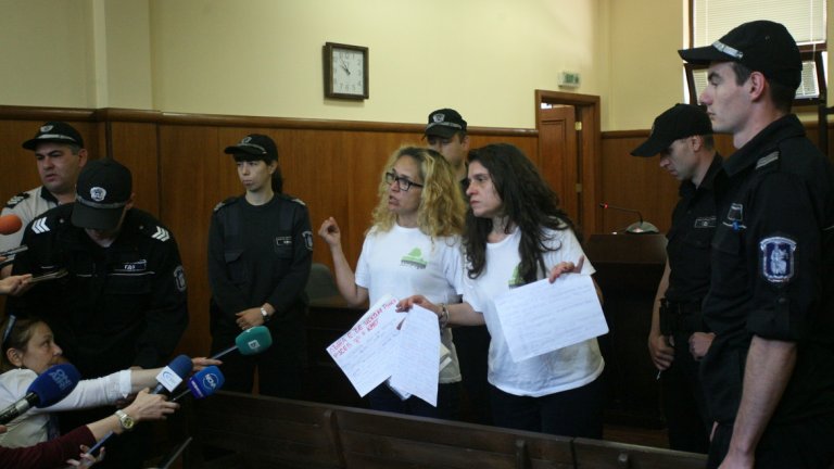 "Добре, че съм в ареста, защото поне животът ми е гарантиран", каза Биляна Петрова пред журналистите