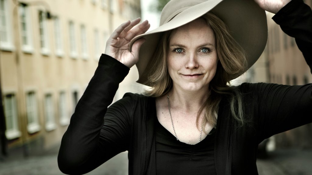 Ane Brun 
Още една скандинавка, която, ако сте пропуснали може само да съжалявате. В Ане няма нищо комерсиално. Тя стои далеч от поп музиката, както и от всякакъв мейнстрийм. И успява да прави това, което обича – готина музика, без да се съобразява с