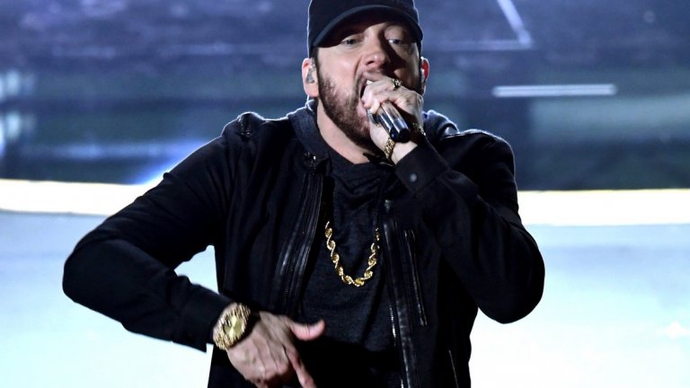 Еминем се озова на сцената с "Lose Yourself" с доста години закъснение
Един от най-любопитните моменти на тазгодишната церемония беше появата на рапъра, който изпълни на живо песента си "Lose Yourself". Същевременно за мнозина това беше и объркващо - какво прави Еминем на сцената и защо пее тази песен? Всъщност именно с "Lose Yourself" рапърът печели "Оскар" за най-добра песен през 2003 г., но тогава не присъства на церемонията. Самият той благодари на Академията за това, че е получил шанс почти две десетилетия по-късно да изпълни песента от сцената.