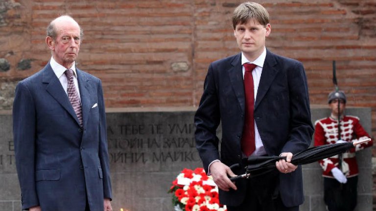 Принц Едуард и британският посланик Джонатан Алън пред паметника на незнайния воин