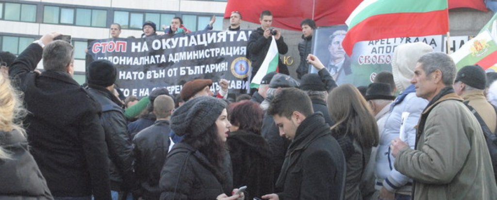 Към 17:30 часа протестиращите пред Народното събрание блокираха движението по столичния бул. „Цар Освободител” 