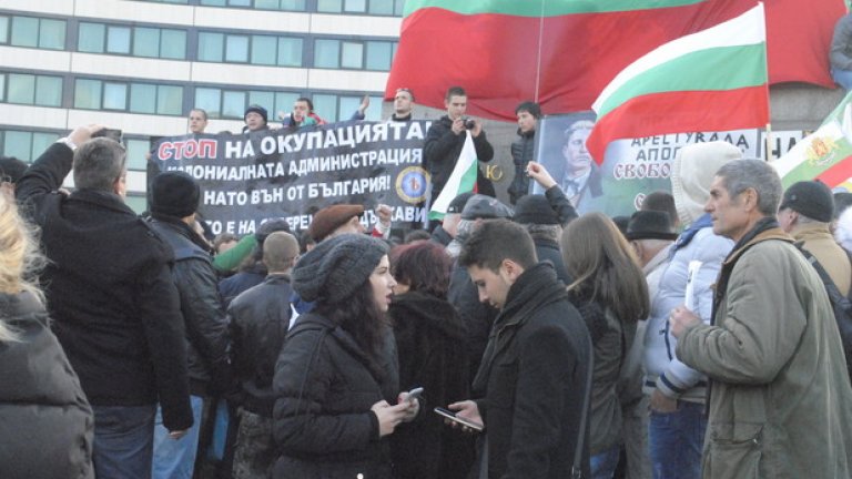 Към 17:30 часа протестиращите пред Народното събрание блокираха движението по столичния бул. „Цар Освободител”
