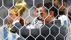 ФИФА разследва наглия готвач, който досаждаше на шампионите и се снимаше със световната купа (видео)