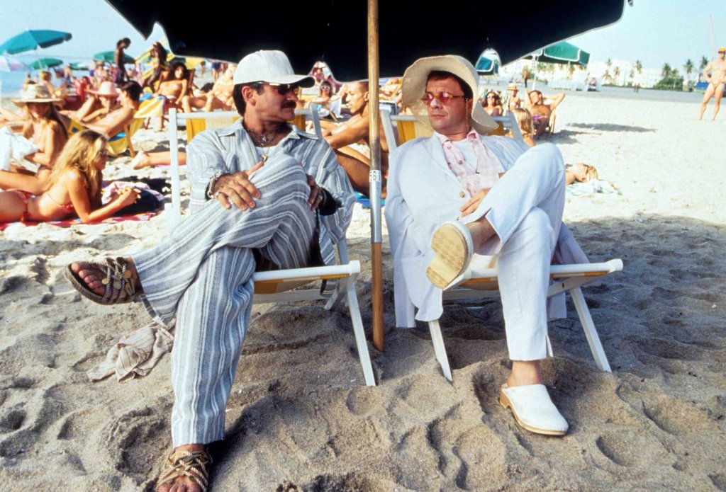 \"Клетка за птици\" (The Birdcage, 1996) 
Тук любимият ни актьор си партнира с Нейтън Лий, в този невероятно смешен фарс за гей двойка. Двамата мъже са принудени да се преструват на хетеросексуални, за да се срещнат с консервативните родители на годе