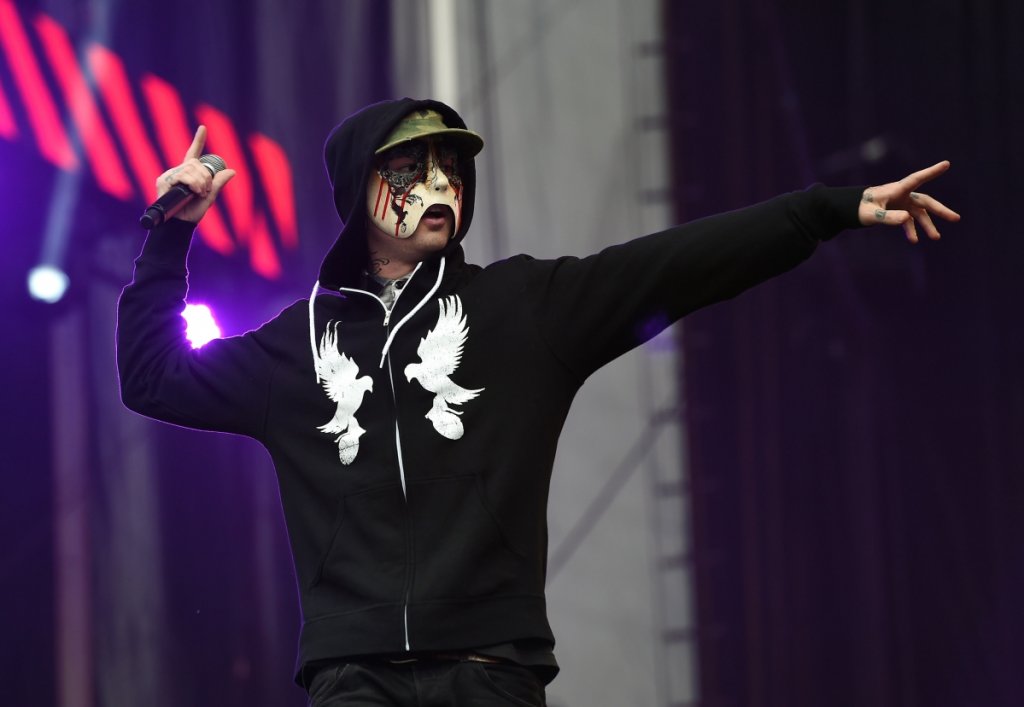 Hollywood Undead - Undead
Помните ли MySpace? Кариерата на рок-рапърите тръгна именно от сайта, който беше една не толкова масова социална мрежа и който постепенно потъна в небитието. Hollywood Undead обаче продължават да вървят нагоре, въпреки че може да се поспори дали творческото им вдъхновение вече не се е позагубило.