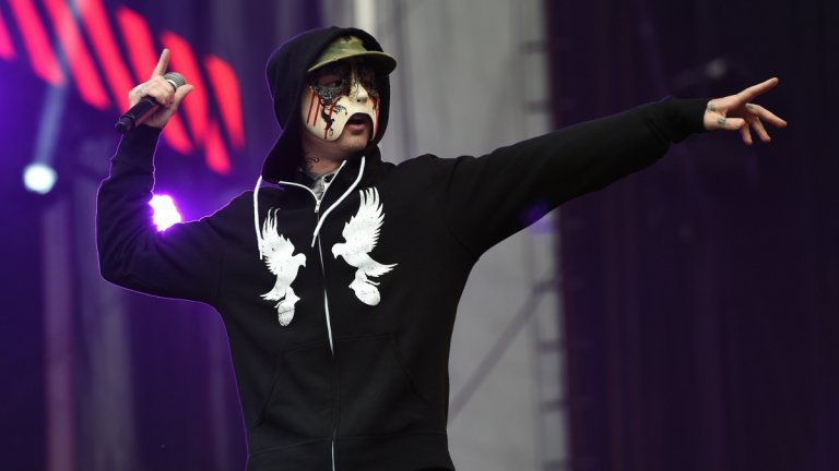 Hollywood Undead - Undead
Помните ли MySpace? Кариерата на рок-рапърите тръгна именно от сайта, който беше една не толкова масова социална мрежа и който постепенно потъна в небитието. Hollywood Undead обаче продължават да вървят нагоре, въпреки че може да се поспори дали творческото им вдъхновение вече не се е позагубило.