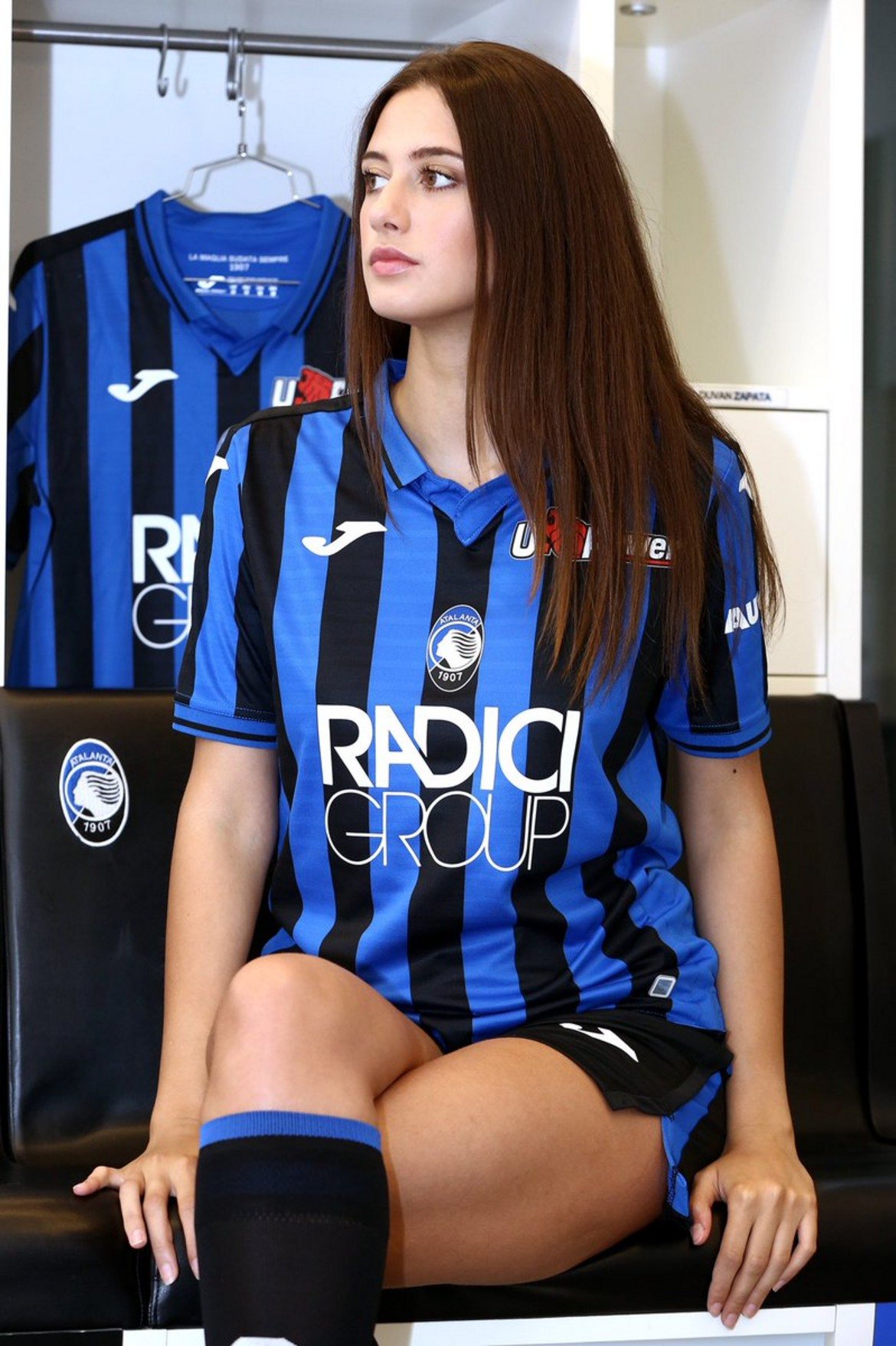 „Черно-сините“ ще играят в Шампионската лига за първи път в историята си, заради което и представянето на новите екипи е истинско събитие за всички в Бергамо.

