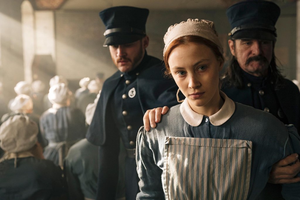 \"Alias Grace\" 
(NETFLIX)
Сериалът е базиран на истинската история на Грейс Маркс - ирландкса имигрантка и прислужница в Канада, която влиза в затвора за убийството на работодателя си. Въпреки неизчерпаемото количество доказателства за вината й, тя упо