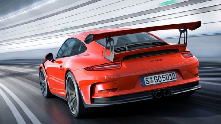 991 GT3 RS (2016)
Нови въздухозаборници позволяват на 4-литровия мотор да диша по-леко, мощността му е 400 конски сили и колата изглежда готова да излезе на пистата.