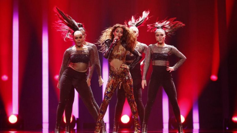 Eleni Foureira - Кипър 
Според мнозина изпълнението на Елени Фурейра беше най-сексапилното за вечерта. Тя се появи на сцената с лъскаво боди и мноооого високи токчета. Освен че е на съботния финал, певицата е и един от фаворитите с нейната "Fuego".