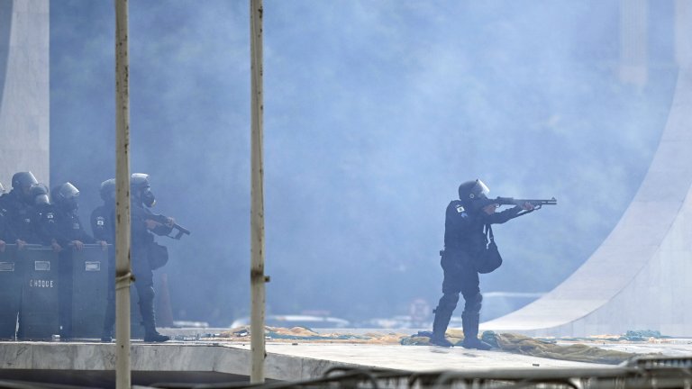 Стотици привърженици на Болсонаро нахлуха в Конгреса на Бразилия