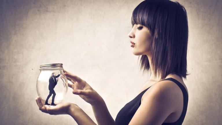 Връзка, доминирана или движена основно от единия партньор
Ако вие или вашият партньор движите връзката еднолично, то тя влиза в категорията "токсична". Факт.
Ако се чувствате несигурни или изгубени, може да е привлекателна идея да намерите човек, който да поеме отговорността за живота ви, вместо вас. Това ще намали напрежението ви - временно. 
Но преди да направите това, преценете: искате ли някой да ви сложи нашийника и да се разпорежда с желанията, съдбата и свободата ви?
Според психолозите – не бива да се чувствате безсилни в отношенията си или по какъвто и да е начин да се чувствате притиснати във връзката, защото когато единият "остъства", на практика не става дума за партньорство. Сполучливите отношения разчитат именно на свободата и са изградени върху солидната основа на добрата воля и сътрудничеството. Понеже връзката е най-силният двигател на личното развитие и щастието, най-важното е да намерите човека, който ще ви покрепи, а няма да ви затвори в буркан - като на снимката