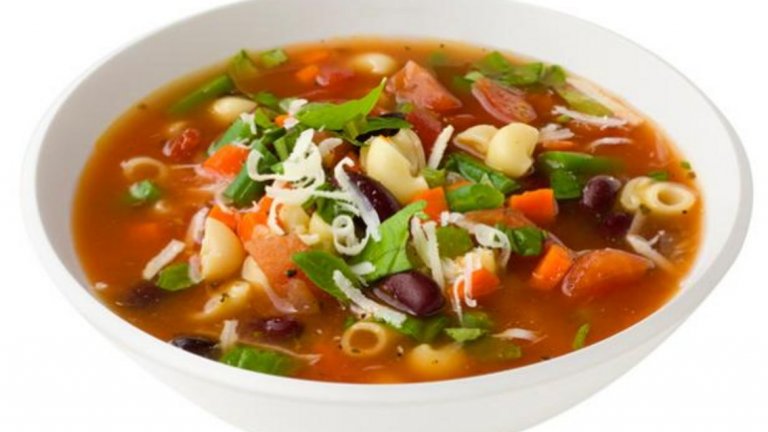 МинестронеМинестроне е традиционна италианска супа, от най-различни зеленчуци - зеле, боб, лук и моркови, тиквички. В минестроне също може да се сложи бекон за подправка и настърган пармезан отгоре.