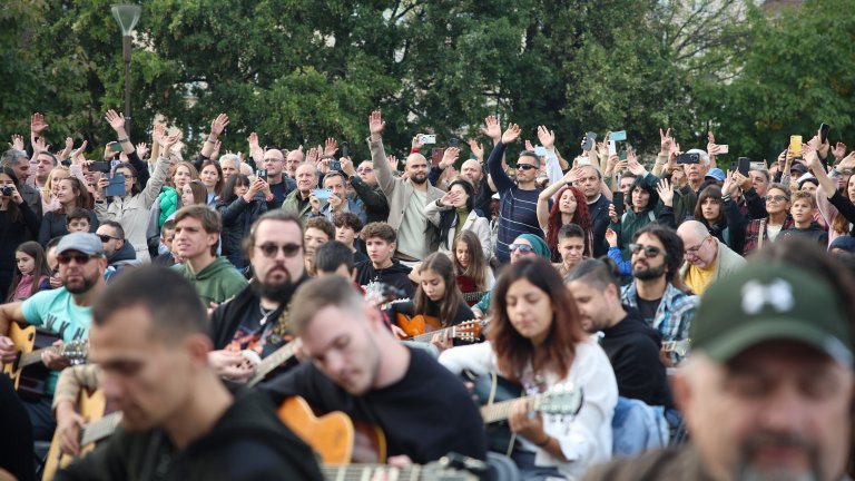 Над 150 китаристи свириха песента "Клетва" пред НДК в памет на Кирил Маричков (видео)