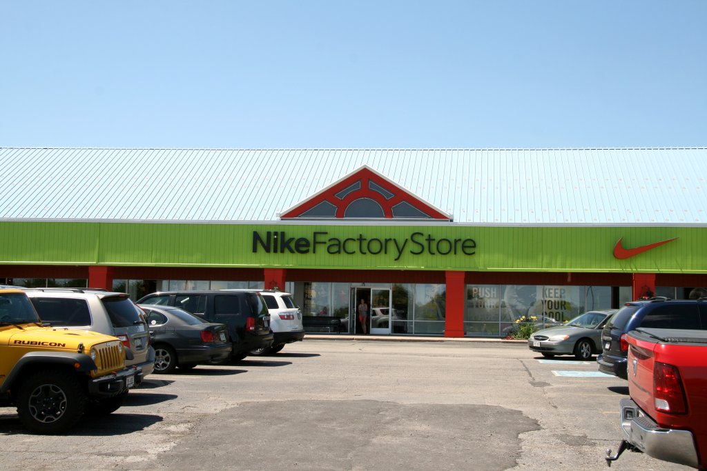 15-08-NikeFactoryStore_Wisconsin_IMG_1218