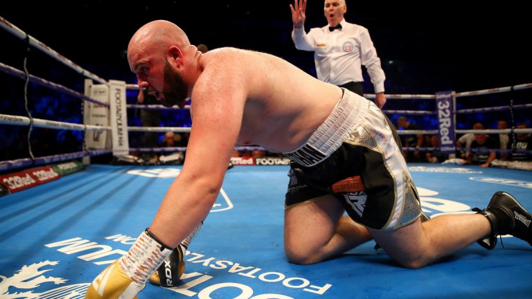 Нейтън Горман два пъти беше свален на земята и след втория път съдията прекрати мача