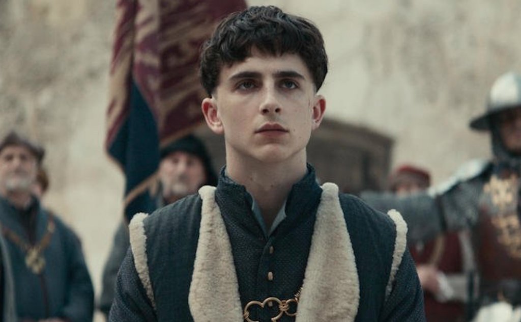 The King / "Кралят"  
Историческите филми за средновековни боеве определено са добро и развлекателно решение, а за разлика от много други заглавия, този филм на Netflix дори се придържа до известна степен към историческата реалност (която, разбира се, е украсена допълнително с драматизъм и ѝ е сложен Тимъти Шаламе за цвят). Филмът проследява съдбата на английския крал Хенри V, неговия възход към трона и кампанията, която почти успява да реши Стогодишната война в полза на Англия. Освен добрия сценарий, тук наистина си заслужава да отбележим и актьорската игра, като Тимъти Шаламе излиза от обичайния си образ на градско момченце, а се превръща в истински крал.