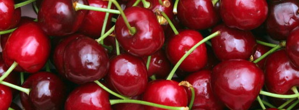 10. Череши – European Journal of Nutrition публикува изследване, според което хора, които пият едва 30 мл сок от череши на ден спят по-добре. Защо? Черешите съдържат хормона мелатонин, който помага за по-здрав сън, а както знаем, сънят е един от най-важни