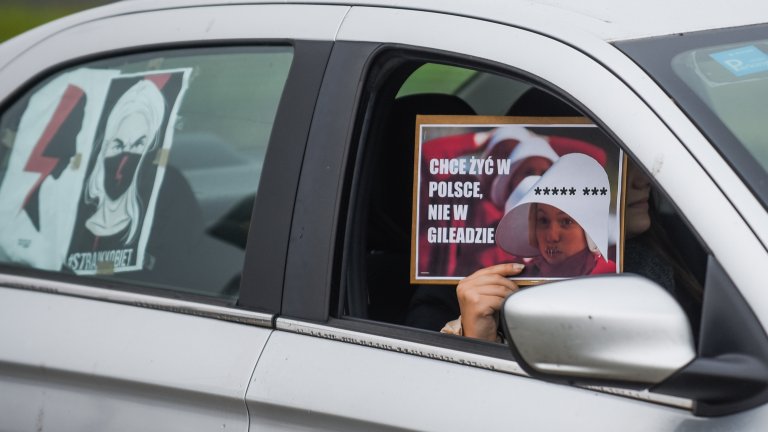 Причина за демонстрацията е пълната забрана за аборти в силно католическата страна