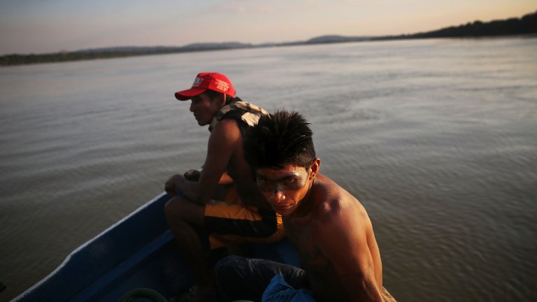 Риболовът е сред малкото възможности за препитание на коренното население в района на река Живари