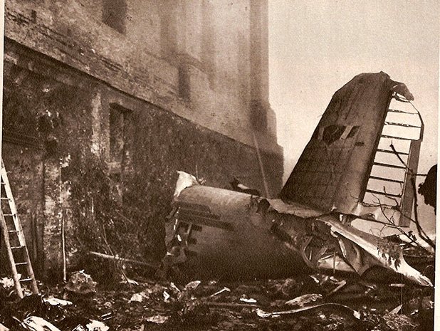 Страшната гледка на самолета, разбил се в стената на базиликата.