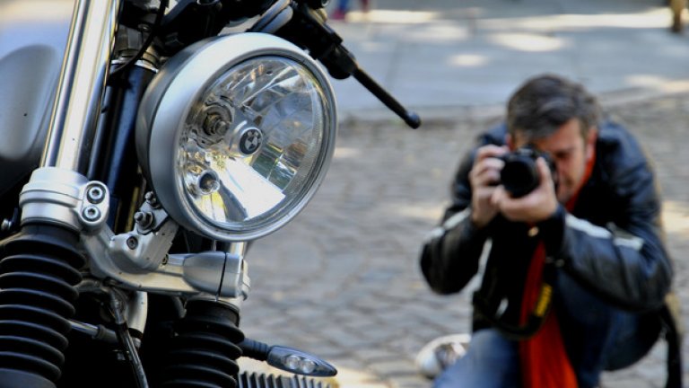 R nineT SCRAMBLER e прям, необуздан и с темперамент. Това е усещането да караш мотоциклет извън всякакви рамки, който пасва на характера ви напълно точно.