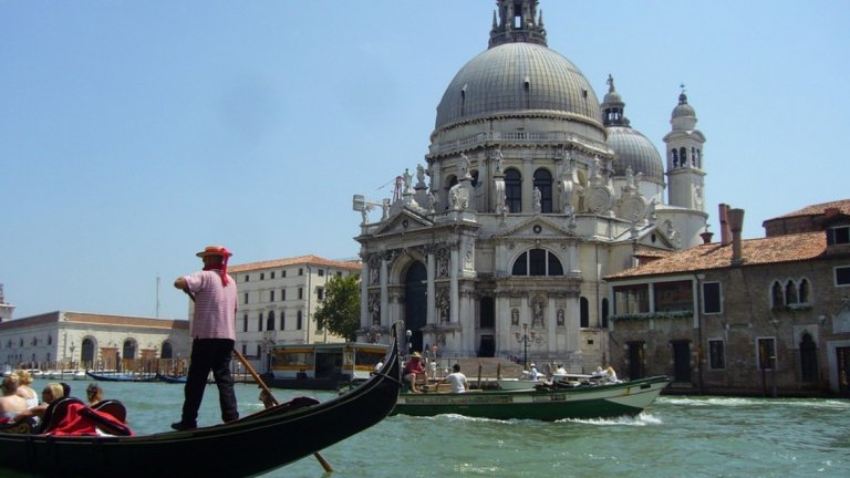 Намери ли Венеция своето решение за проблема с досадните туристи