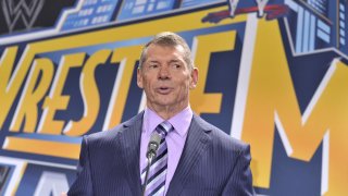 76-годишният шеф на WWE се оттегли доброволно от постовете си