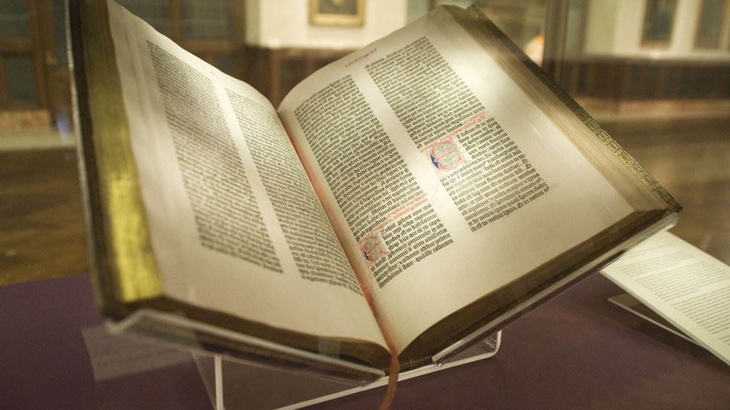 Gutenberg_Bible,_Lenox_Copy,_New_York_Public_Library,_2009._Pic_01