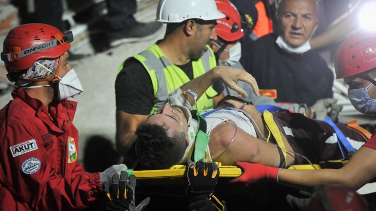 Кадър на ранен човек, намерен жив в останките от една от срутените сгради. Ранените след труса са над 800.