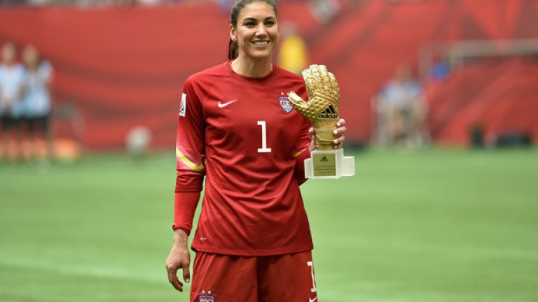 „Числата говорят сами. Ние сме най-добрият отбор в света, имаме три световни титли и четири олимпийски. И въпреки това, мъжете печелят само за да се появят на терена, а на нас ни плащат само ако спечелим голям турнир”, заяви вратарката Хоуп Соло