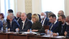 Мая Манолова намекна, че държавните поръчки се финансират по непрозрачен начин