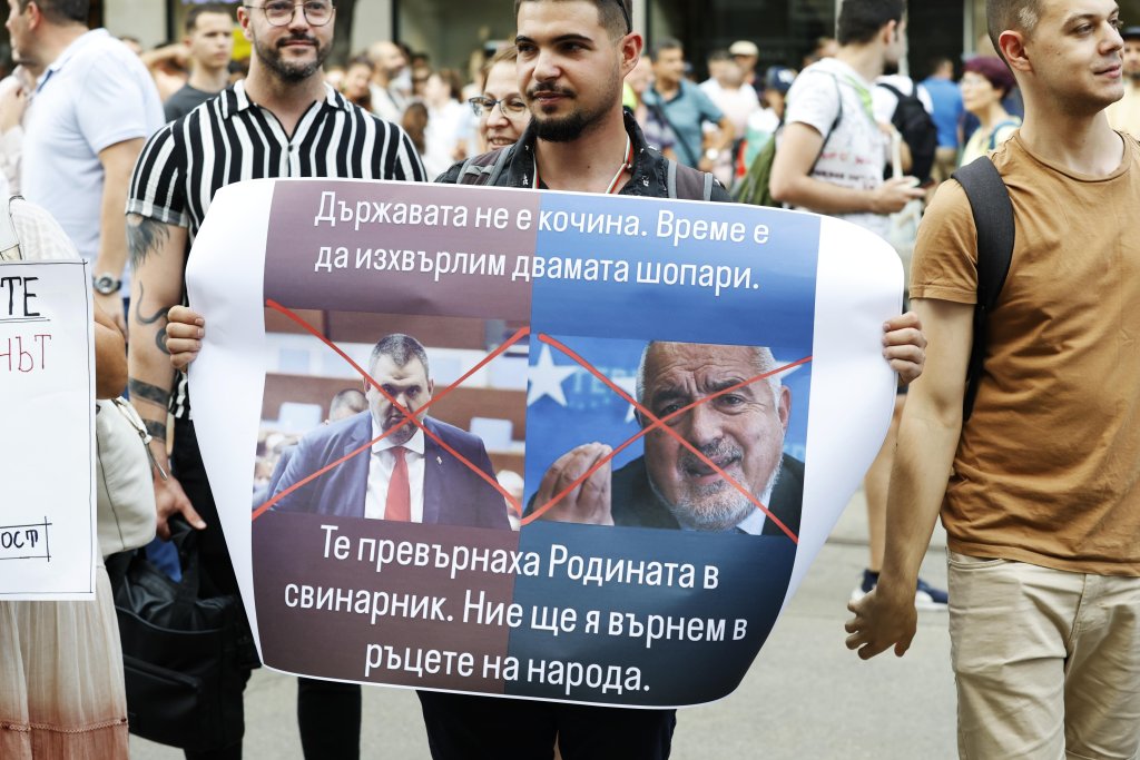 Протестът "Да свалим бухалките на деребеите" в снимки