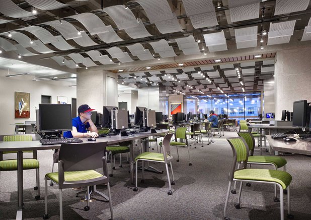 Изцяло дигиталната библиотека в Сан Антонио прилича повече на компютърен клуб