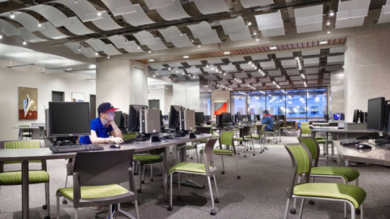 Изцяло дигиталната библиотека в Сан Антонио прилича повече на компютърен клуб