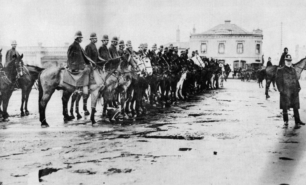 Brunswick_1893_police_await_unemployed