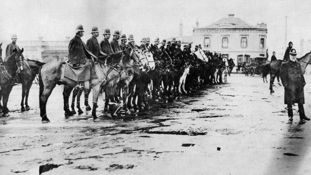 Brunswick_1893_police_await_unemployed