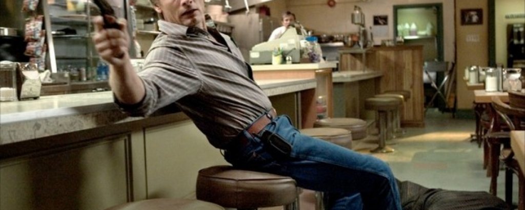 4. Виго Мортенсен
Да, той блесна като Арагорн, което обаче е комбинация между екшън и драматична роля, с която Мортенсен се справи перфектно. За това помогна и наболата му брада, мръсна дълга коса и видът на тих, но опасен бездомник.
Ако се заровите в кариерата и биографията на актьора обаче ще се сблъскате с един много различен човек – музикант, фотограф, художник и какво ли още не. Успехи трупа с по-малки филми като "Капитан Фантастик", където играе баща, опитващ се да предпази децата си от света около тях. Същевременно в "A History of Violence" и "Eastern Promises" пистолети се озовават в ръцете му и той знае как да ги използва, макар това да изглежда някак странно.