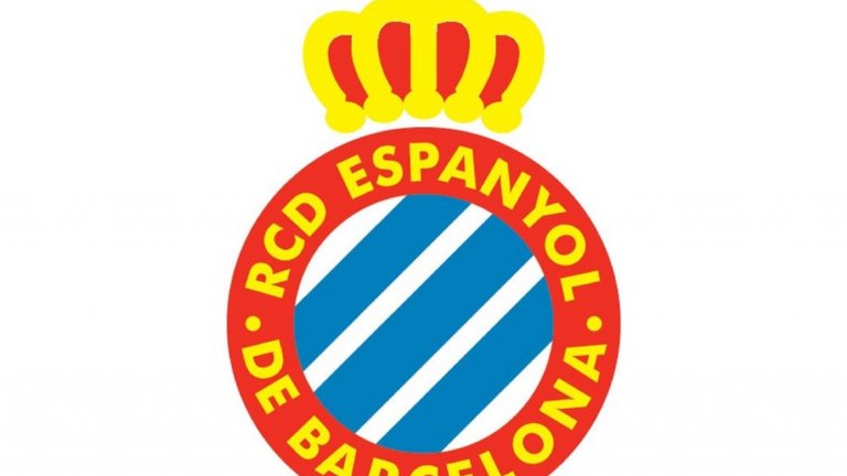 Еспаньол (Испания)
Синьото и бялото в основата на герба на клуба от Барселона са почит към паметта на адмирал Роджър де Лурия, който командва каталунската флота през 13 век и който няма поражение в морските битки. Бойците на Де Лурия винаги са се сражавали в синьо-бели цветове.