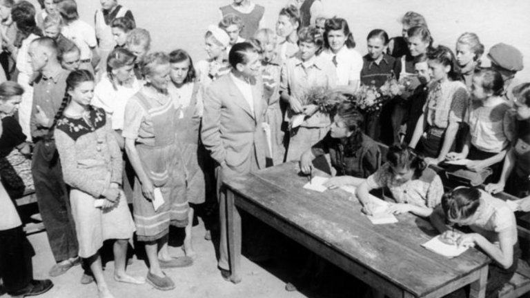 Към края на Втората световна война 800 000 германски жени и момичета са били депортирани в трудови лагери в Съветския съюз, където много от тях намират смъртта си. (на снимката: германски жени и момичета преди да бъдат освободени от лагер в СССР)