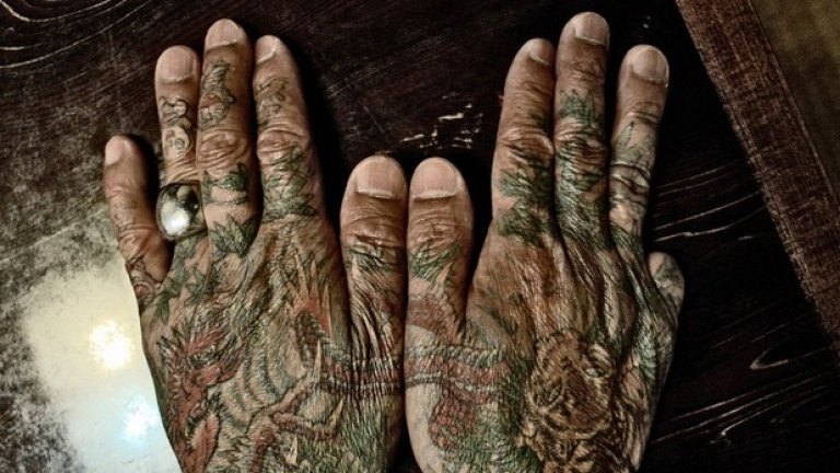 Отрязан така пръст означава, че мъжът е трябвало да се извини. На два пъти.

Снимка: antonkusters.com