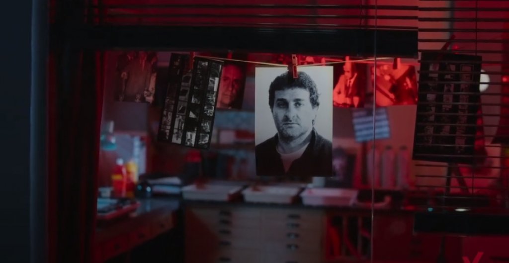 The Photographer: Murder in Pinamar
Къде да гледате: Netflix
През 1997 г. аржентинският репортер и фотограф Хосе Луис Кабесас е отвлечен, измъчван и убит, а тялото му е изхвърлено на плаж в морски курорт, където са имотите на най-влиятелните и богати хора в страната. Бруталното убийство се случва само дни, след като фотографът публикува снимка на известния бизнесмен Алфредо Ябран, за когото се твърди, че подкупва правителството и води тайни бизнес сделки. Ябран не е позволявал на никого да го снима.
Документалният филм изследва политическия климат в Аржентина по това време, разследването за убийството на Кабесас и корупционните връзки на влиятелните фигури, които водят по далеч, отколкото някой е очаквал.