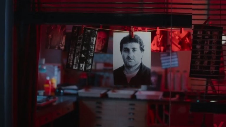 The Photographer: Murder in Pinamar
Къде да гледате: Netflix
През 1997 г. аржентинският репортер и фотограф Хосе Луис Кабесас е отвлечен, измъчван и убит, а тялото му е изхвърлено на плаж в морски курорт, където са имотите на най-влиятелните и богати хора в страната. Бруталното убийство се случва само дни, след като фотографът публикува снимка на известния бизнесмен Алфредо Ябран, за когото се твърди, че подкупва правителството и води тайни бизнес сделки. Ябран не е позволявал на никого да го снима.
Документалният филм изследва политическия климат в Аржентина по това време, разследването за убийството на Кабесас и корупционните връзки на влиятелните фигури, които водят по далеч, отколкото някой е очаквал.