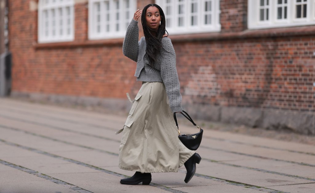 Карго полите
Карго полите си пробиха път при модните тенденции и без съмнение ще са хит за пролет 2024. Ако търсите женствения вариант на анцузите, този модел поли са идеалният заместител. Комфортни са, изглеждат непретенциозно и може да се носят както в офиса, така и в свободното време.